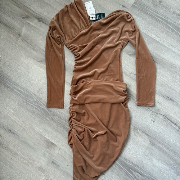 EXPRESS Women’s Camel Bodysuit & Skirt Velour Set Size XS NWT - Picture 2 of 11